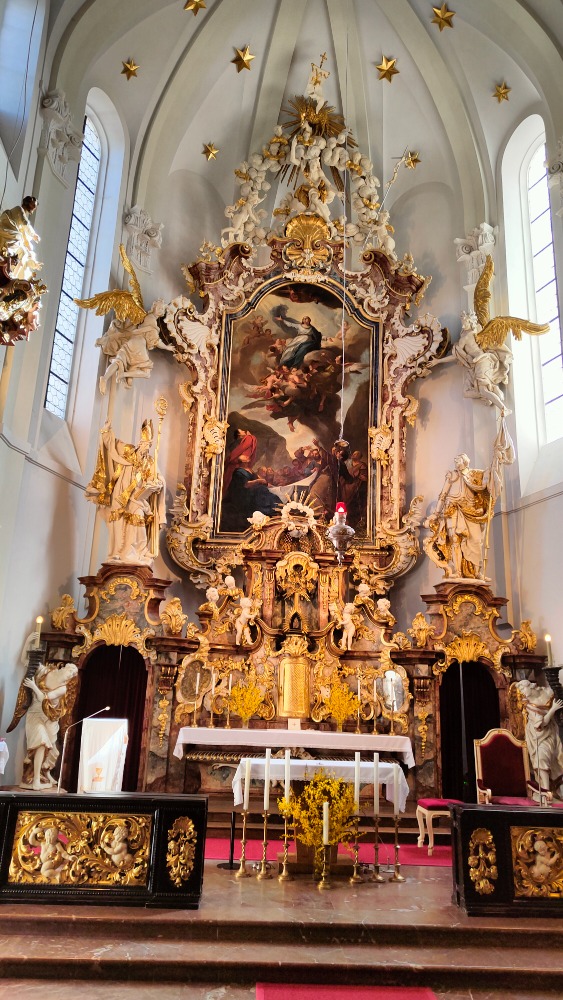 Hlavní oltář Panny Marie