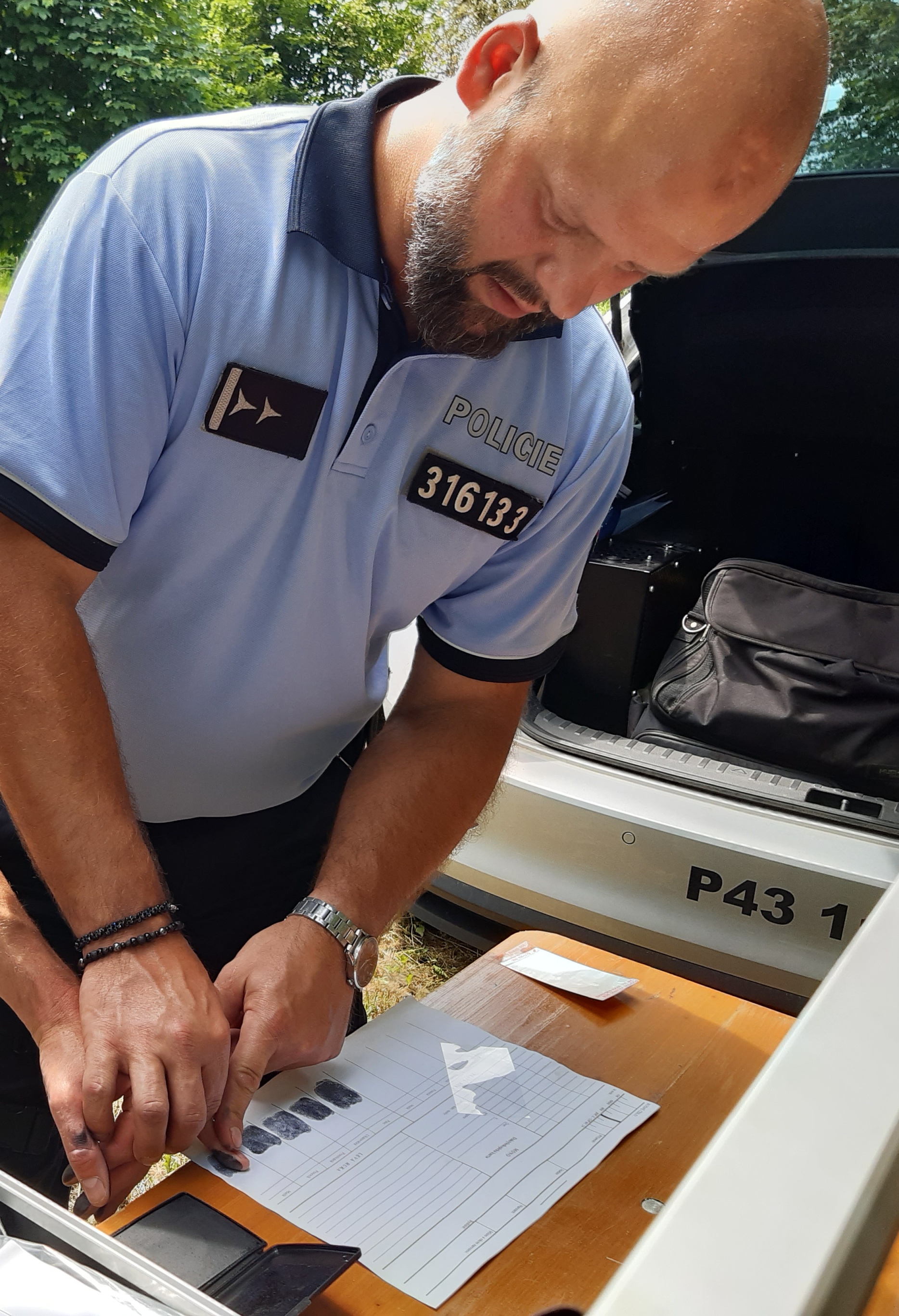 10. Zde bereme otisky prstů