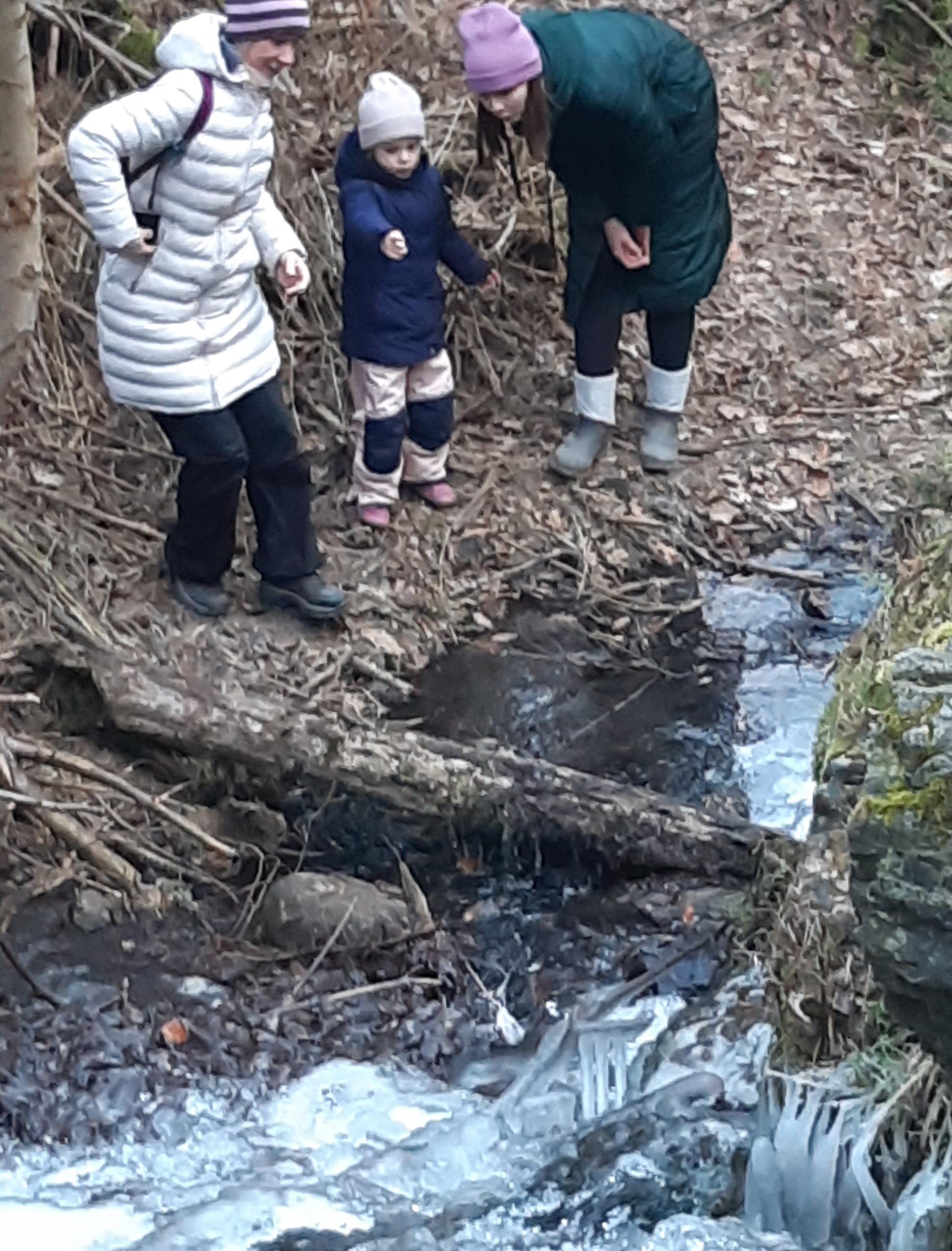 7. Děti obdivovaly  rampouchy